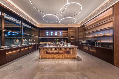 上海Shanghai Hongqiao Hub Minbei Road Orange Crystal Hotel的房间中间有一张桌子的餐厅