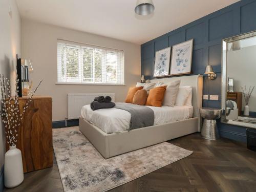 ein Schlafzimmer mit einem großen Bett mit blauen Wänden in der Unterkunft Coral Villa in Bridlington