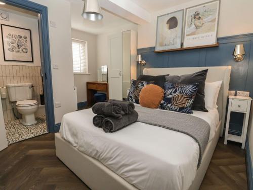 ein Schlafzimmer mit einem Bett mit Handtüchern darauf in der Unterkunft Coral Villa in Bridlington