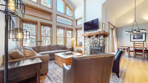 a living room with a couch and a fireplace at Snowcreek V #874 condo in Mammoth Lakes