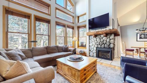 a living room with a couch and a fireplace at Snowcreek V #874 condo in Mammoth Lakes