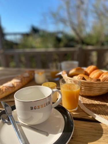 - une tasse de café et un panier de pain sur une table dans l'établissement Emplacement exceptionnel et rare sur la plage!, au Grau-dʼAgde