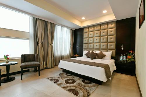 Una cama o camas en una habitación de Peerless Hotel Kolkata