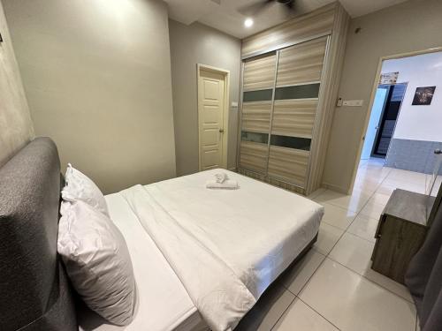 a bedroom with a bed with a towel on it at HappySty George Town Gurney Mansion one 26 in George Town