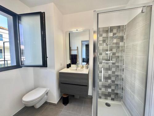 une salle de bain avec toilettes, lavabo et douche dans l'établissement Studio moderne et lumineux, proche centre ville, à Propriano