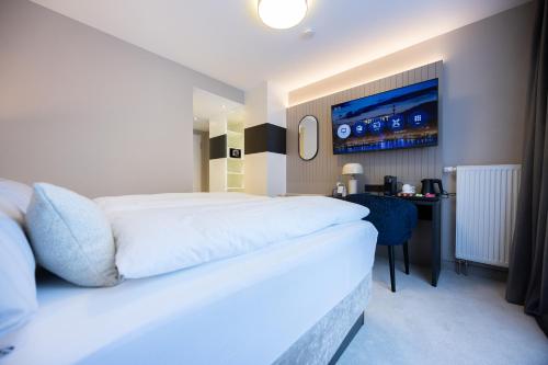 Ένα ή περισσότερα κρεβάτια σε δωμάτιο στο Hotel Kronjuwel by BRIGHT Waldkirch - Digitaler Zugang
