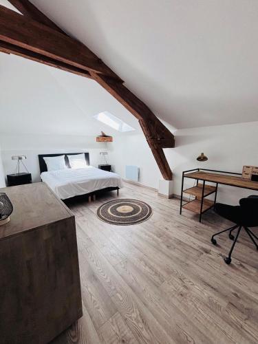 une chambre avec un lit et un bureau dans l'établissement Charmant duplex Albigny sur Saône, à Neuville-sur-Saône