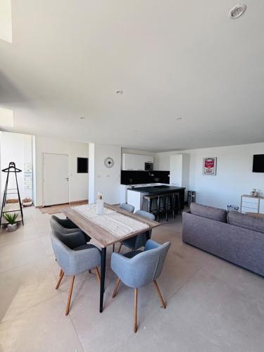 - un salon avec une table, des chaises et un piano dans l'établissement Charmant duplex Albigny sur Saône, à Neuville-sur-Saône