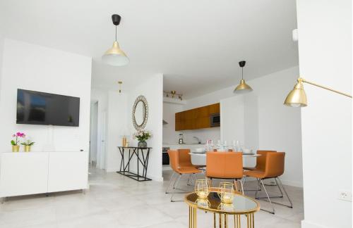 a kitchen and dining room with a table and chairs at Casa Carann - By AZ Rentals in Uga