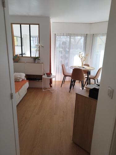a living room with a bed and a table at Lilalune in La Grande-Motte