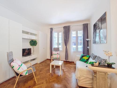 un salon avec un canapé et une table dans l'établissement Nestor&Jeeves - SAVOY PROMENADE - Central - Near Beach, à Nice