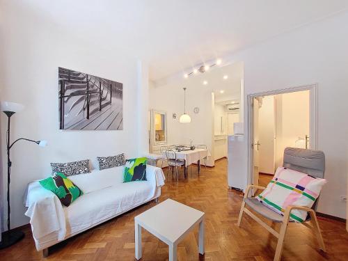 un salon avec un canapé blanc et une table dans l'établissement Nestor&Jeeves - SAVOY PROMENADE - Central - Near Beach, à Nice