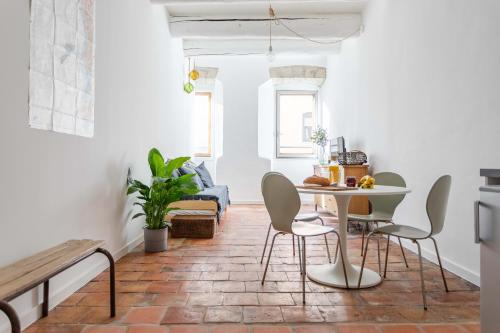 une cuisine et une salle à manger avec une table et des chaises dans l'établissement Vieux Port - Le Quai, à Marseille