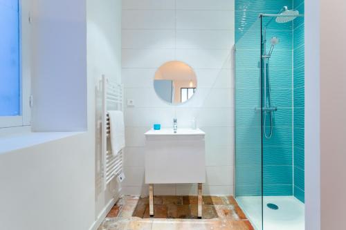 une salle de bain avec un lavabo et une douche dans l'établissement Vieux Port - Le Quai, à Marseille