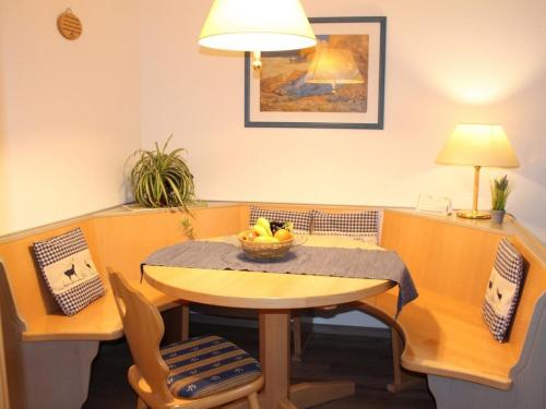 Cette chambre comprend une table avec un bol de fruits. dans l'établissement Ferienhaus Nr 28, Kategorie Königscard, Feriendorf Hochbergle, Allgäu, à Lechbruck am See