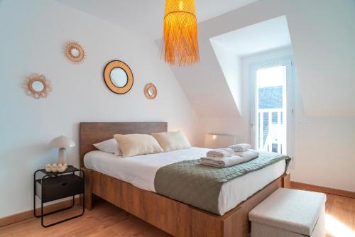 une chambre avec un grand lit et une fenêtre dans l'établissement Casita Do Mar - 3min du Port, à Sarzeau