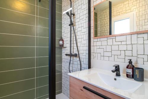 une salle de bain avec un lavabo et une douche dans l'établissement Casita Do Mar - 3min du Port, à Sarzeau