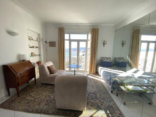 - un salon avec un lit et un piano dans l'établissement Cannes Croisette - 2 pièces vue mer, à Cannes