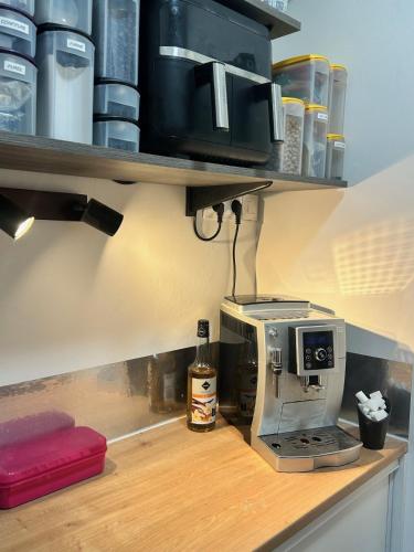 - un comptoir de cuisine avec une cafetière dans l'établissement Chambre rénovée dans appartement de 70m2, à Basse-Ham