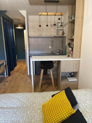 une cuisine avec un évier et un bureau avec un tabouret dans l'établissement T1 with loggiaJapanese Garden-TBS, à Toulouse