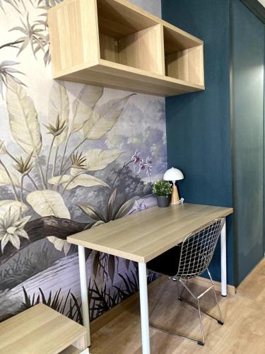 - un bureau dans une chambre avec une fresque murale dans l'établissement T1 with loggiaJapanese Garden-TBS, à Toulouse