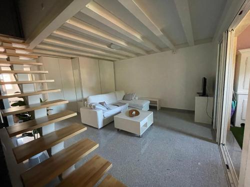 - un salon avec un canapé blanc et des escaliers dans l'établissement Duplexmoderne1minutedesplages, à Théoule-sur-Mer