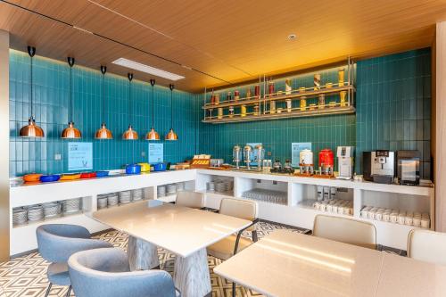 a dining room with a table and chairs at Holiday Inn Express Shangrao Railway Station by IHG in Shangrao