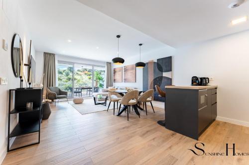 Luxury 2 Bedroom Apartment, Pools, Sauna, Gym & More