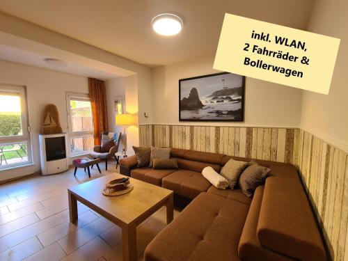 Ostseepark Zempin في زيمبين: غرفة معيشة بها أريكة وطاولة