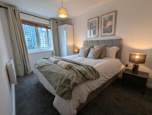 ein Schlafzimmer mit großem Bett und Fenster in der Unterkunft 36 Handley's Elite Apartment 2Bed Flat CityCenter in Hemel Hempstead