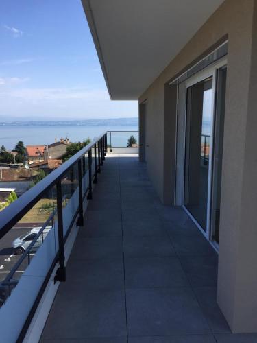 a balcony of a building with a view of the ocean at Splendid 3-room apartment with panoramic view in Neuvecelle