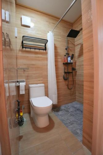 um banheiro com vaso sanitário e chuveiro em Japan Comfort Lifestyle Osaka em Ipoh