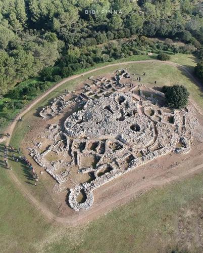an aerial view of a stone garden in a field at Hotel Funtana Noa in Villanovaforru