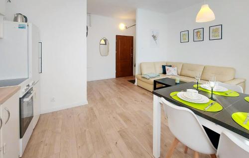 O bucătărie sau chicinetă la 1 Bedroom Amazing Apartment In Koszalin