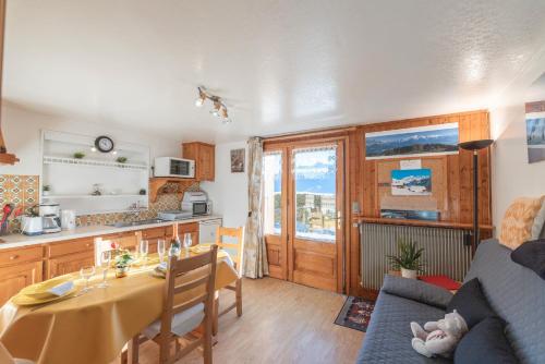 Il dispose d'une cuisine et d'un salon avec une table et un canapé. dans l'établissement Le Rouge-Gorge, à Cordon