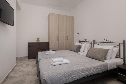 Ένα ή περισσότερα κρεβάτια σε δωμάτιο στο Katsaros Luxury Apts 5 min walk to beach