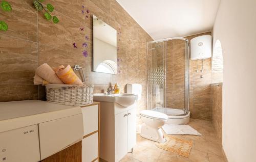 een badkamer met een wastafel, een toilet en een douche bij Apartment in Zaton (Zadar) with Air conditioning, WIFI, Washing machine (4828-1) in Zaton