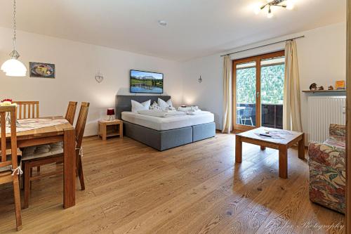 een woonkamer met een bed en een tafel bij Fewo Isabella in Mittenwald