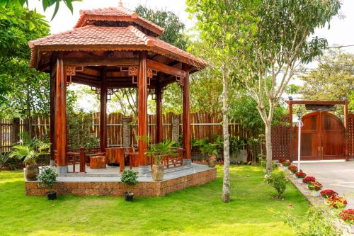 a gazebo in a yard with a fence at Lá Retreat near Ba Na Hills in Thôn Phước Sơn