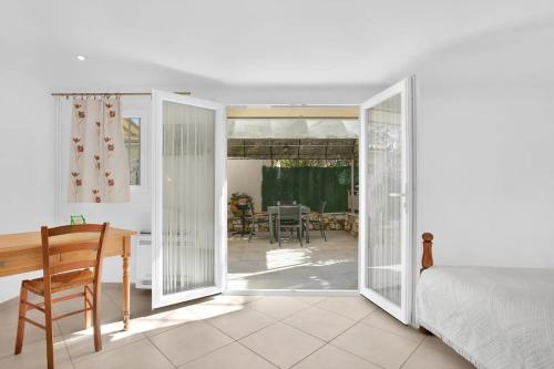 - une chambre avec une porte s'ouvrant sur une salle à manger dans l'établissement Jolie 60m2 - proche des plages - 5 min centre, à Saint-Raphaël