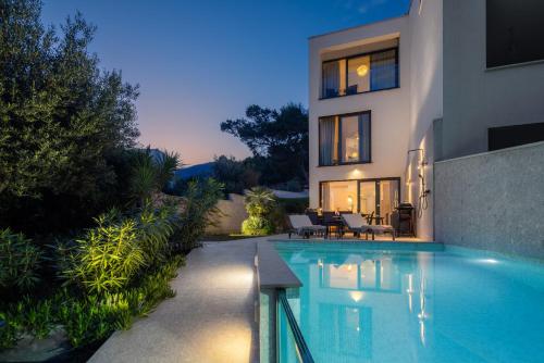 New Luxury Beachfront Villa Manera Bol with heated pool