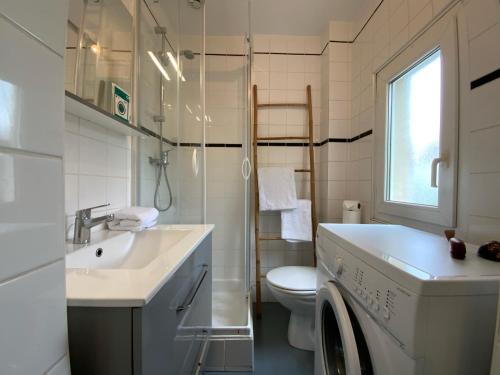 une salle de bain blanche avec un lavabo et des toilettes dans l'établissement Studio cosy quartier vivant, à Biarritz