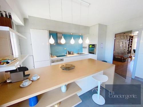 - une cuisine avec une grande table en bois dans l'établissement Le Renaudot - Poitiers Centre - 70's - La Conciergerie, à Poitiers