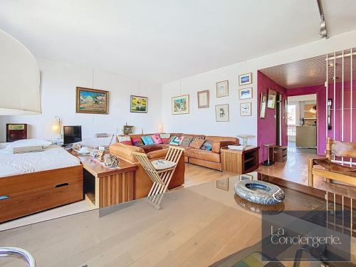 un salon avec un lit et un canapé dans l'établissement Le Renaudot - Poitiers Centre - 70's - La Conciergerie, à Poitiers