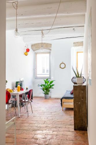 - un salon décloisonné avec une table et des chaises dans l'établissement Vieux Port - L'Affréteur, à Marseille