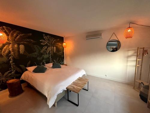une chambre avec un lit et un banc dans l'établissement Villa Tropicannes Pool 5 bedrooms, au Cannet