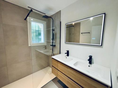 une salle de bain avec un lavabo, un miroir et une douche dans l'établissement Villa Tropicannes Pool 5 bedrooms, au Cannet