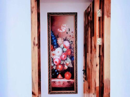 a picture of a painting of a vase of flowers at 淳安千岛湖乡庐怡陌民宿 in Thousand Island Lake