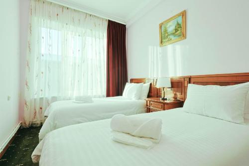 Postel nebo postele na pokoji v ubytování Lalaner Hotel