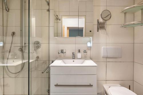 a white bathroom with a sink and a shower at Fewo mit Kamin - Hunde erwünscht in Falkenstein